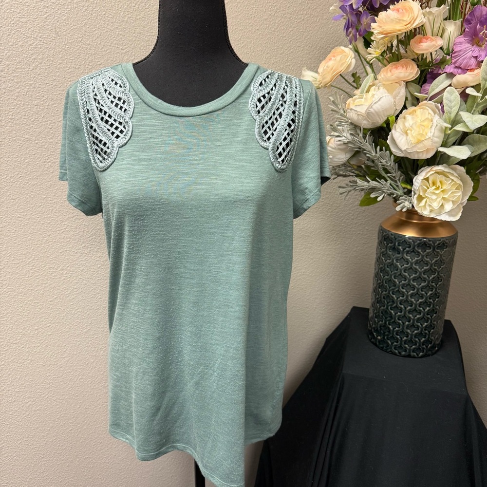 Romeo + Juliet Couture Sage Green Lace Shoulder Tee Top L Soft Stretchy Chic